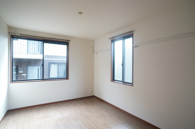 【洋室】 | ヴェルデ仲町台A【SHM】 | リビングダイニングから繋がる、南東向き角部屋二面採光洋室5.9帖のお部屋です！ベッドを置いて寝室にするのもオススメです☆