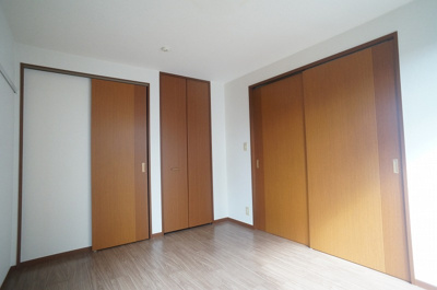 【寝室】 | ヴェルデ仲町台A【SHM】 | ウォークインクローゼット(左側)と収納スペース(右側)のある南東向き洋室5.9帖のお部屋です！お洋服の多い方もお部屋が片付いて快適に過ごせますね♪