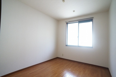 【子供部屋】 | ヴェルデ仲町台A【SHM】 | 玄関側にある洋室4.6帖のお部屋です♪子供部屋や書斎など多用途に使えそうなお部屋です♪勉強も捗りそう！