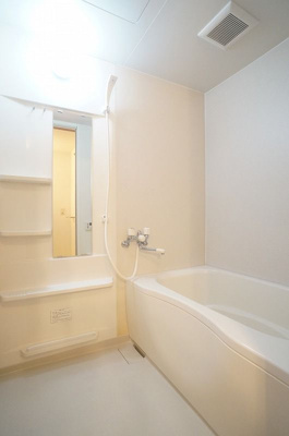 【浴室】 | ヴェルデ仲町台A【SHM】 | 家族の入浴時間がずれても温められる追い焚き機能付きのバスルーム☆お風呂に浸かって一日の疲れもすっきりリフレッシュ♪