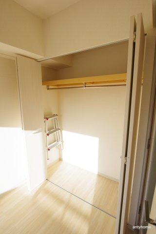 SERENiTE江坂四番館　仲介手数料無料の収納