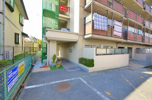 コスモス物語のエントランス|明るい共用スペースです