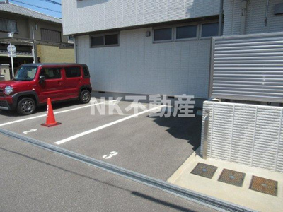 【駐車場】 | Maison Teramae（俊徳道賃貸） | 駐車場に車を止められます