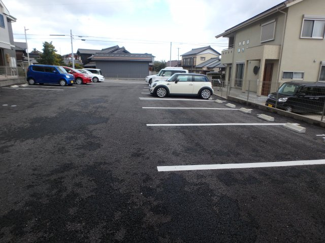 グランドソレイユの駐車場