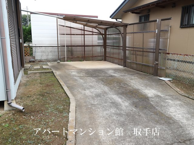 小文間江良邸の駐車場