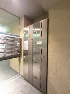 【その他共用部分】 | 不在時にもお荷物が受け取れる宅配ボックスです。