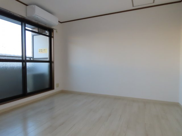 リバース藤岡の洋室