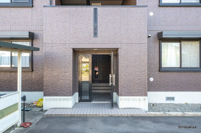シェルブール　二番街のエントランス