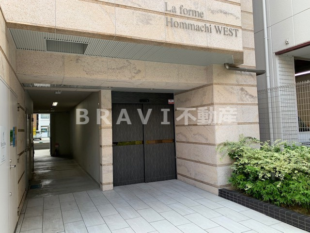 ラ・フォルム本町WEST　BRAVI不動産のエントランス|【ラ・フォルム本町WEST】毎日通るエントランスはこのようになっています