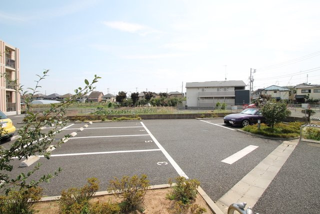 リードアヴニールの駐車場