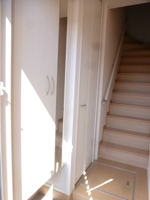 【キッチン】 | ヒルサイド テラス Ｃ | トールタイプミラー付シューズボックスです。