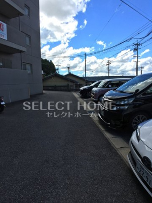 【駐車場】 | ロゼラガーデン | 駐車場に車を止められます