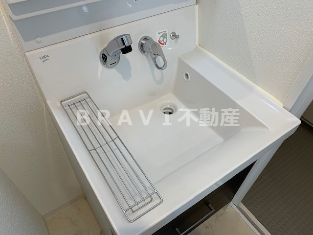 GAUDI（ガウディ）　BRAVI不動産の独立洗面台|【GAUDI（ガウディ）】独立洗面台あり、毎朝おしゃれに忙しい女性の方におすすめです