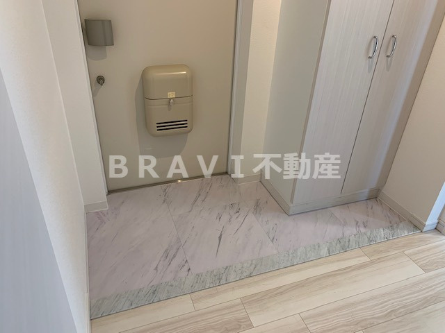 GAUDI（ガウディ）　BRAVI不動産の玄関|【GAUDI（ガウディ）】落ち着いた玄関です