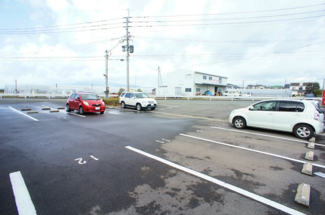 ファインコート北野I【10,000円キャッシュバック対象物件】の駐車場|駐車スペースもあります