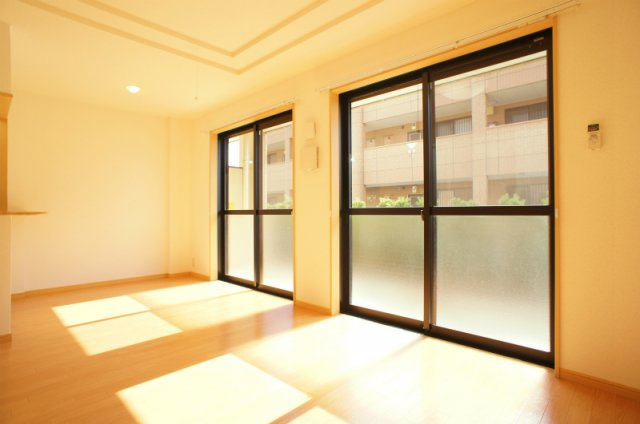 ファインコート北野I【10,000円キャッシュバック対象物件】の居間・リビング|ゆったりとした居間です