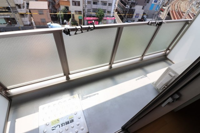 【バルコニー】 | LasperanzaKyobashi | 外からの目が気にならないバルコニーで洗濯物が干せます