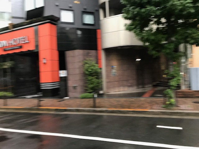 新都心ビルのエントランス