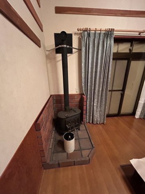 【居間・リビング】 | 廿日市市原字虹ヶ谷　戸建 | 廿日市市原字虹ヶ谷　自然に囲まれた平屋住宅　
暖炉や堀こたつ付きで、冬でも暖かく過ごせます。