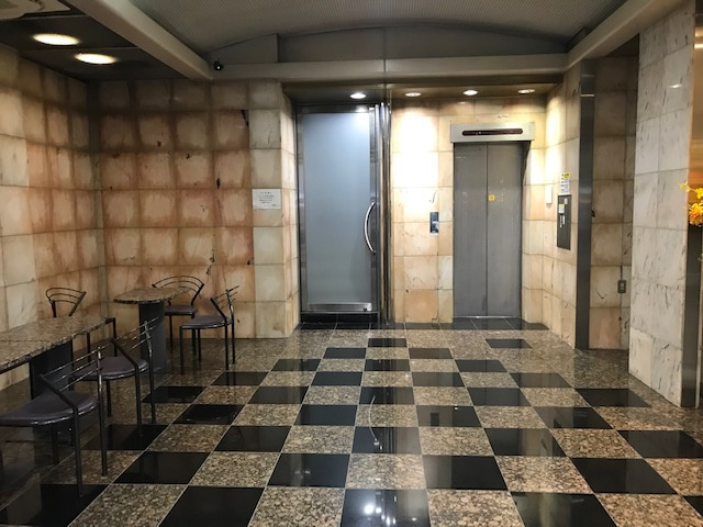 新都心ビルのロビー