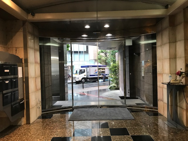 新都心ビルのエントランス