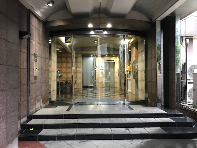 新都心ビルのエントランス