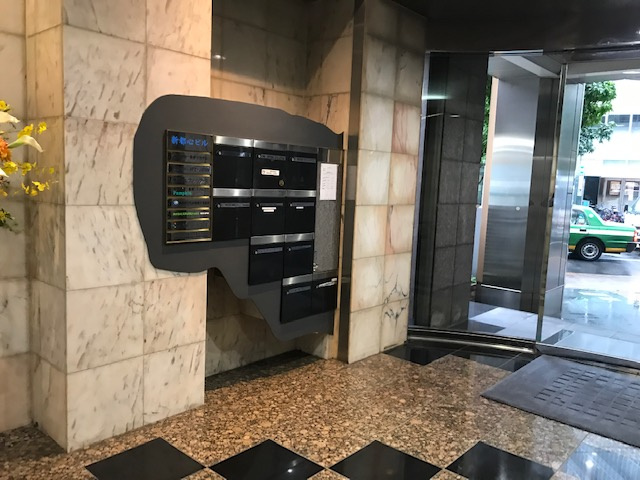 新都心ビルのエントランス