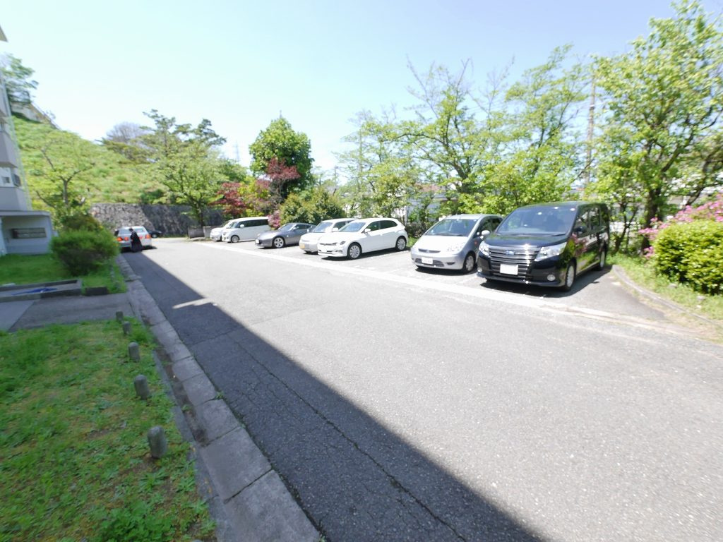 鈴蘭台第3住宅の駐車場