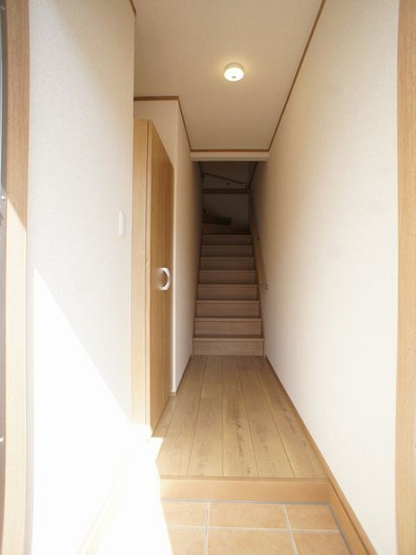 【玄関】 | ウィンディタウン貝島Ⅱ | 1階玄関！たくさん収納できるシューズボックスが付いています♪