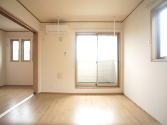 【居間・リビング】 | ウィンディタウン貝島Ⅱ | 快適に過ごせるエアコンと便利な室内物干しが付いています♪