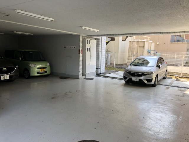 R FIELDS MATSUDOの駐車場