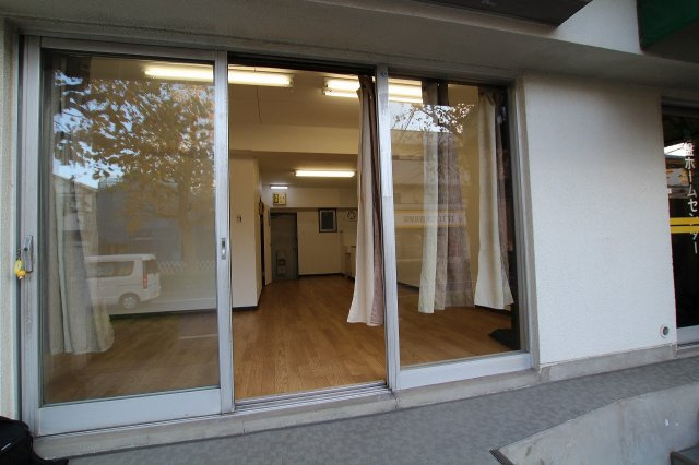 松戸市西馬橋幸町の店舗一部のエントランス