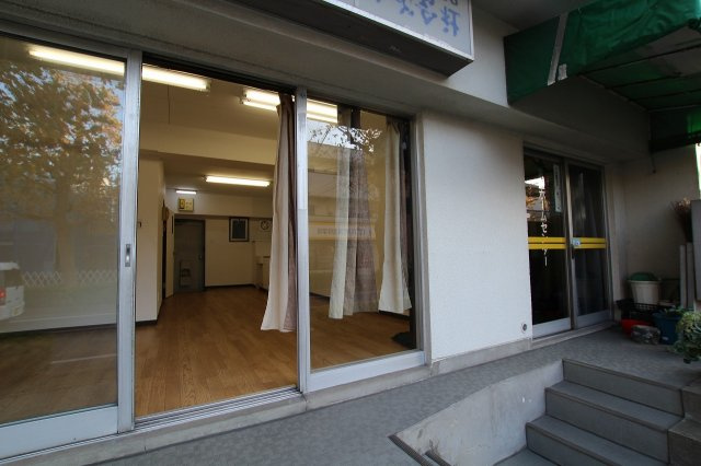 松戸市西馬橋幸町の店舗一部のエントランス