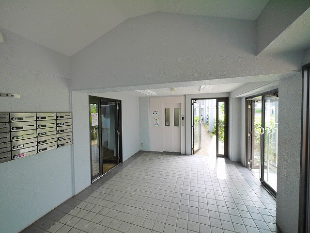 ローレルコートエスタ高の原　5号棟のエントランス