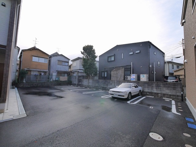 プリートカーサの駐車場|車をお持ちの方に嬉しい駐車場付きの物件です