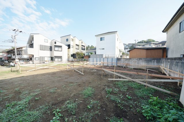 上星川駅から平坦徒歩８分！LDK１８帖の４LDK♪カースペース２台。保土ヶ谷区上星川２丁目　全２棟新築戸建ての外観|リモートワークにも便利なPCスペースを備えたリビングは約18帖。