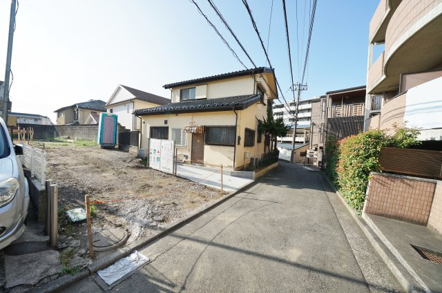 上星川駅から平坦徒歩８分！LDK１８．５帖の４LDK♪カースペース２台。保土ヶ谷区上星川２丁目　全２棟新築戸建ての前面道路含む現地写真|ゆとりの敷地が魅力です。カースペース2台分ございます。