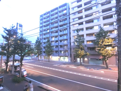 【展望】 | グレイス南太田 | バルコニー前が道路の為、前の建物との間隔が空いています。