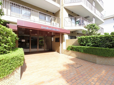 【エントランス】 | ライオンズマンション久が原 | 東急池上線「池上」駅徒歩11分・「千鳥町」駅徒歩12分と好立地。
忙しい朝が助かる立地、暮らしにゆとりが生まれます。