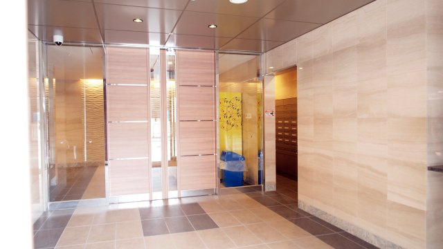 富士林プラザ15番館のエントランス