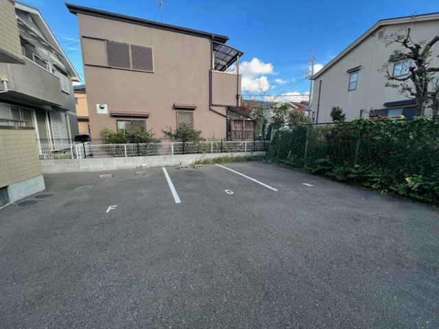 ツインセルティアの駐車場