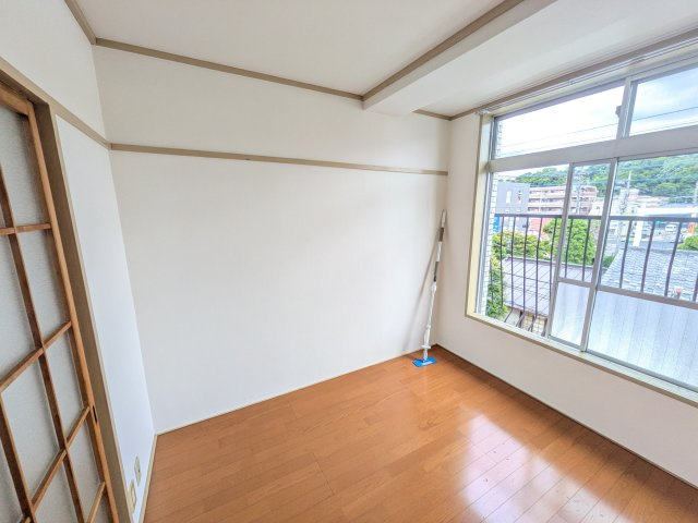 宿河原マンションの洋室