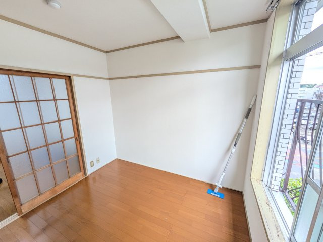 宿河原マンションの洋室