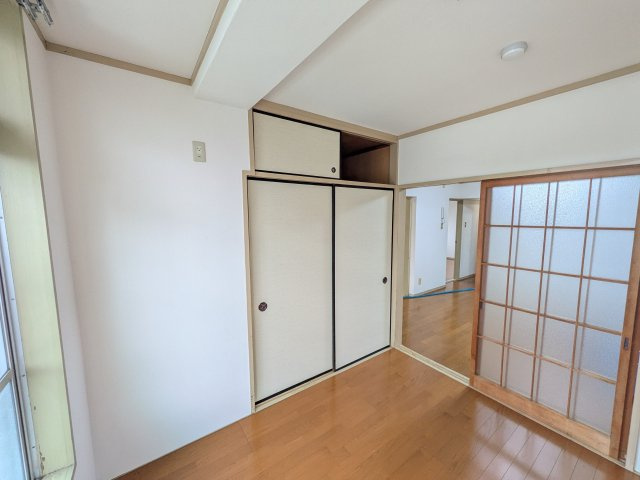 宿河原マンションの洋室