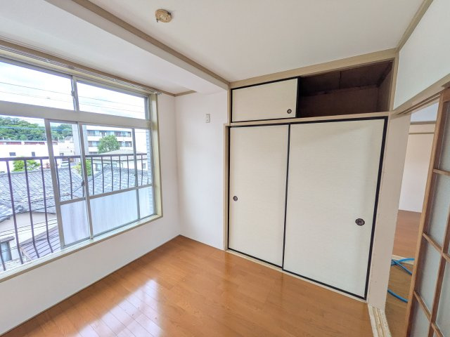 宿河原マンションの洋室