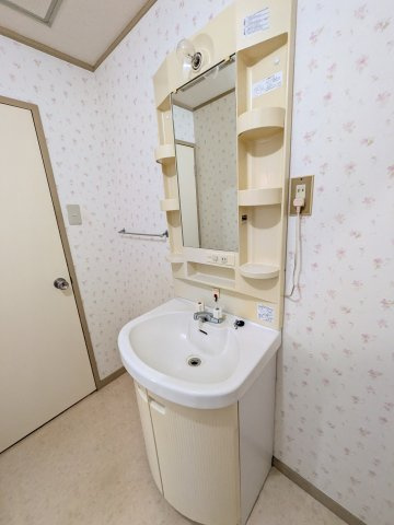 宿河原マンションの独立洗面台