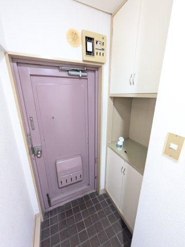 宿河原マンションの玄関