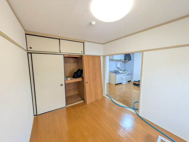 宿河原マンションの洋室