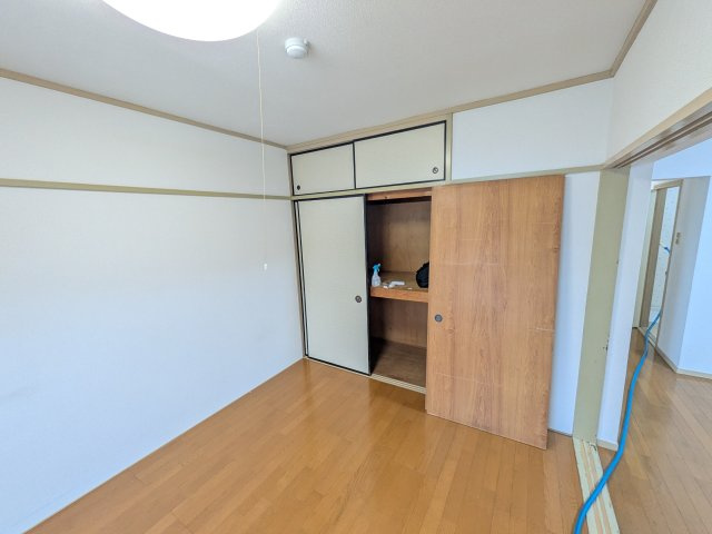 宿河原マンションの洋室