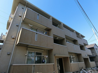 【外観】 | 南武線「久地」駅より徒歩8分！コンビニやドラッグストアも近くて便利な立地の3階建てアパートです♪